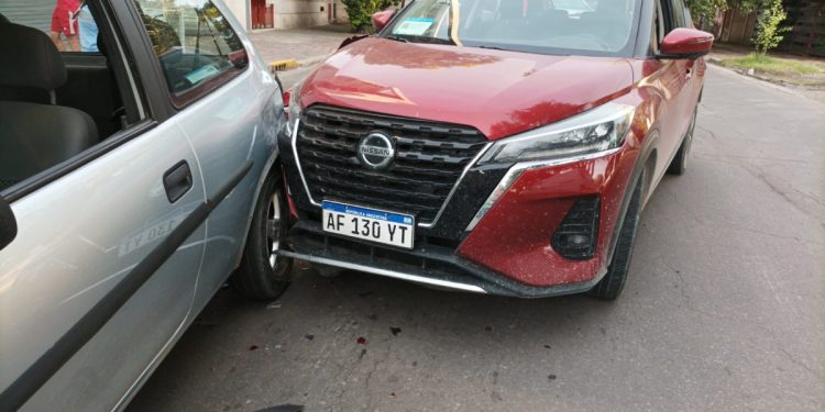 ESTABA ESTACIONADO EN DOBLE FILA Y FUE IMPACTADO DE ATRÁS POR OTRO AUTO