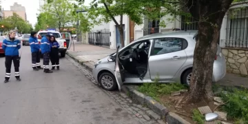 PERDIÓ EL CONTROL DE SU AUTO Y TERMINÓ SOBRE LA VEREDA