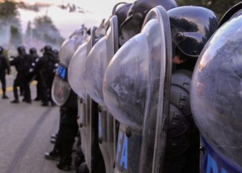 TENSIÓN EN VILLA MASCARDI: AVANZA UN OPERATIVO PARA DESALOJAR A MAPUCHES