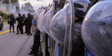 TENSIÓN EN VILLA MASCARDI: AVANZA UN OPERATIVO PARA DESALOJAR A MAPUCHES