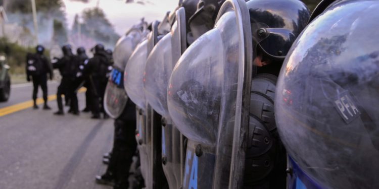 TENSIÓN EN VILLA MASCARDI: AVANZA UN OPERATIVO PARA DESALOJAR A MAPUCHES