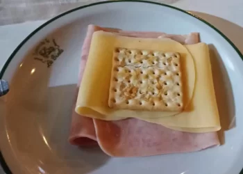 SE HIZO VIRAL: PIDIÓ UNA GALLETITA CON JAMÓN Y QUESO Y LE COBRARON UNA FORTUNA