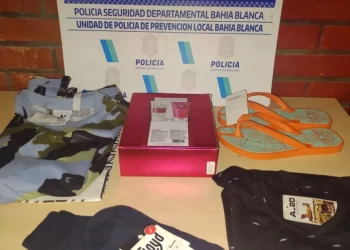 INTENTÓ ROBAR ROPA DE UN COMERCIO CÉNTRICO Y TERMINÓ ARRESTADO