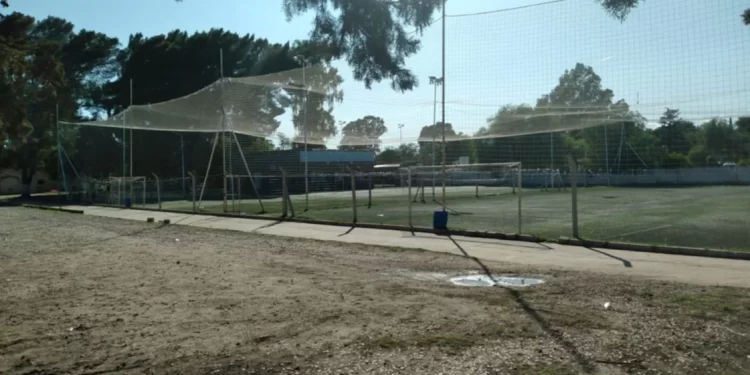 UN PARTIDO DE FÚTBOL BARRIAL TERMINÓ A LAS PIÑAS: UN HERIDO Y DESTROZOS EN UNA CANTINA