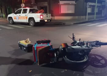 DOS PERSONAS GOLPEADAS TRAS EL CHOQUE ENTRE UN AUTO Y UNA MOTO