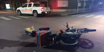 DOS PERSONAS GOLPEADAS TRAS EL CHOQUE ENTRE UN AUTO Y UNA MOTO