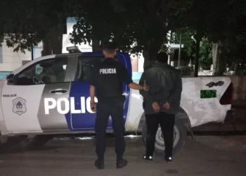 DETUVIERON A UN HOMBRE ACUSADO DE AGREDIR A SU EX PAREJA EN PLENA CALLE