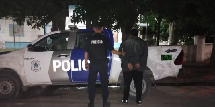 DETUVIERON A UN HOMBRE ACUSADO DE AGREDIR A SU EX PAREJA EN PLENA CALLE