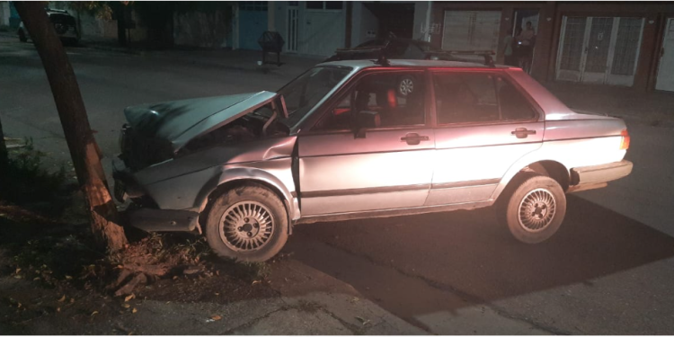 CHOCÓ CONTRA UN ÁRBOL Y ABANDONÓ SU AUTO
