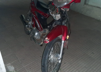 NO ADVIRTIÓ EL PASO DE LA MOTO Y LA TERMINÓ CHOCANDO