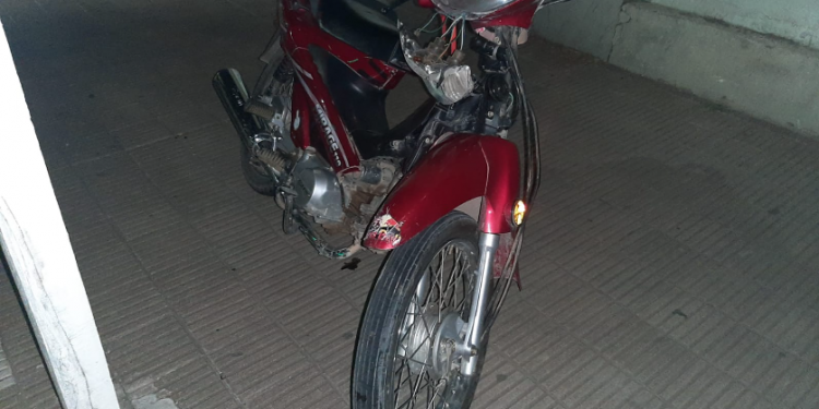 NO ADVIRTIÓ EL PASO DE LA MOTO Y LA TERMINÓ CHOCANDO