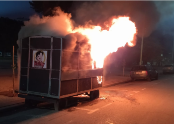 UN CARRITO DE CUBANITOS SE PRENDIÓ FUEGO