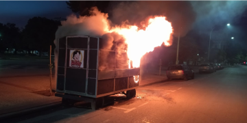 UN CARRITO DE CUBANITOS SE PRENDIÓ FUEGO