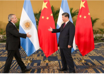 FERNÁNDEZ TUVO UN VUELO TRANQUILO DE BALI A MADRID, PERO CONTINÚA LA PREOCUPACIÓN POR SU GASTRITIS EROSIVA