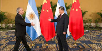 FERNÁNDEZ TUVO UN VUELO TRANQUILO DE BALI A MADRID, PERO CONTINÚA LA PREOCUPACIÓN POR SU GASTRITIS EROSIVA