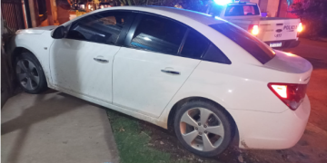 ALCOHOLIZADO CHOCÓ CONTRA EL FRENTE DE UNA CASA