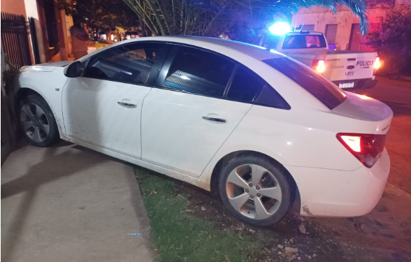 ALCOHOLIZADO CHOCÓ CONTRA EL FRENTE DE UNA CASA