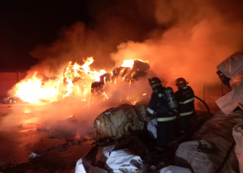 INCENDIO EN UNA FÁBRICA DE RECICLAJE
