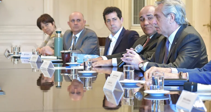 DESPUÉS DE TRES SEMANAS, JUAN MANZUR REÚNE AL GABINETE EN LA CASA ROSADA