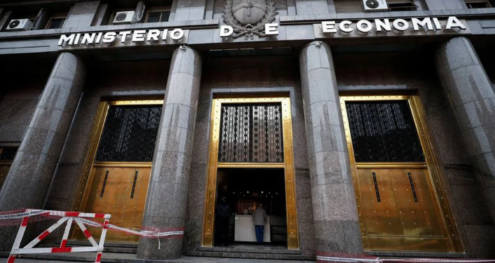POR MAYORES INGRESOS DE GANANCIAS Y AJUSTES EN SUBSIDIOS, EL GOBIERNO REDUJO EL DÉFICIT EN OCTUBRE