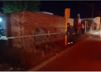 CHOCÓ UN PAREDÓN AL QUERER ENTRAR EL AUTO A SU CASA