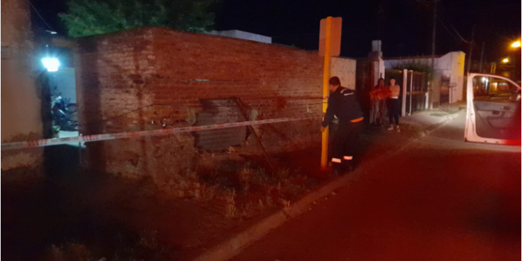 CHOCÓ UN PAREDÓN AL QUERER ENTRAR EL AUTO A SU CASA