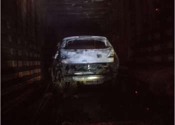 UN SEMI SE INCENDIÓ CON VARIOS AUTOS EN SU INTERIOR