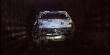 UN SEMI SE INCENDIÓ CON VARIOS AUTOS EN SU INTERIOR