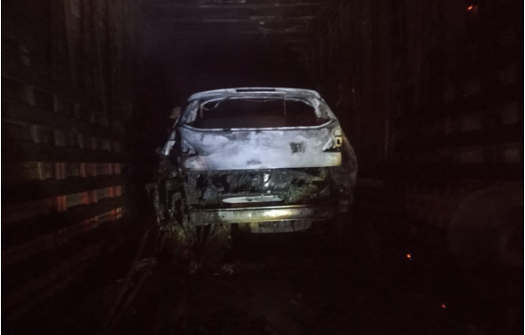 UN SEMI SE INCENDIÓ CON VARIOS AUTOS EN SU INTERIOR