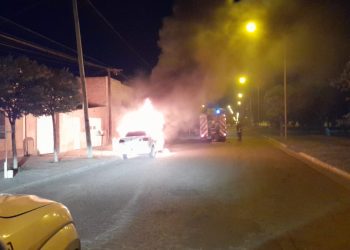 INCENDIO DE UN AUTO EN AVELLANEDA AL 1100
