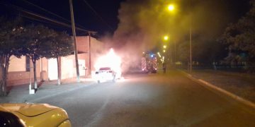 INCENDIO DE UN AUTO EN AVELLANEDA AL 1100