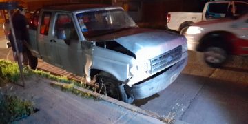 ALCOHOLIZADO IMPACTÓ A UNA CAMIONETA ESTACIONADA