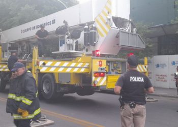 ROBÓ CELULARES, ESCAPÓ SUBIENDO UN TECHO Y LO TUVIERON QUE BAJAR CON UNA GRÚA