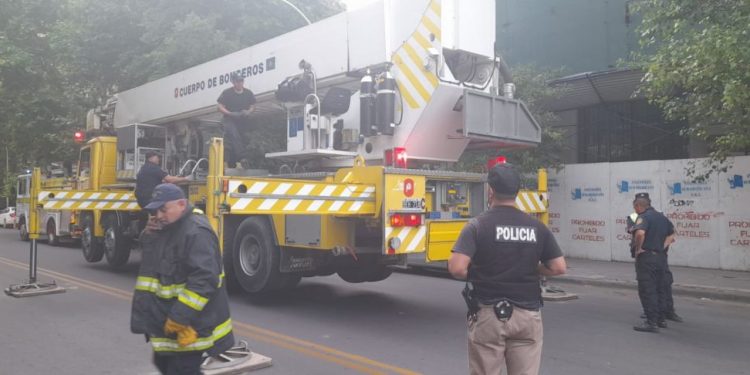 ROBÓ CELULARES, ESCAPÓ SUBIENDO UN TECHO Y LO TUVIERON QUE BAJAR CON UNA GRÚA