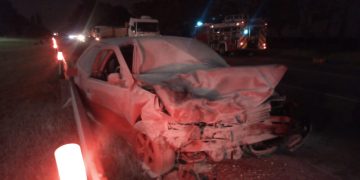 NO VIO AL AUTO SALIR DE LA ESTACIÓN DE SERVICIÓ Y LO IMPACTÓ DE ATRÁS