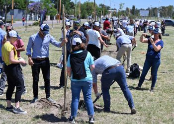 EL PARQUE CÉSAR MILSTEIN TIENE SU PRIMERA ETAPA DE PLANTACIÓN DE ÁRBOLES