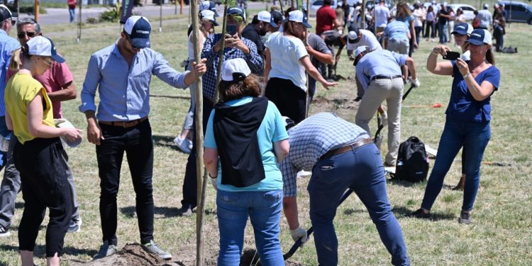 EL PARQUE CÉSAR MILSTEIN TIENE SU PRIMERA ETAPA DE PLANTACIÓN DE ÁRBOLES