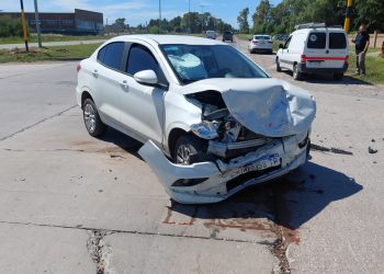 DOS PERSONAS GOLPEADAS LUEGO DE UN FUERTE CHOQUE ENTRE AUTOS