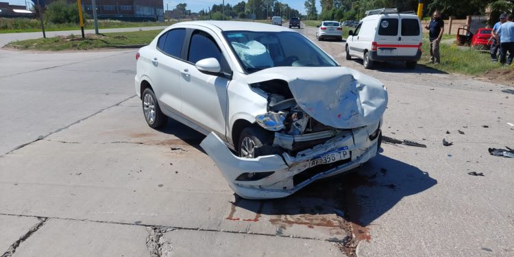 DOS PERSONAS GOLPEADAS LUEGO DE UN FUERTE CHOQUE ENTRE AUTOS