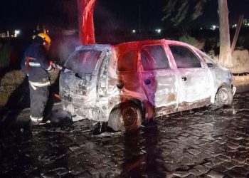UN AUTO SE PRENDIÓ FUEGO EN LA CALLE