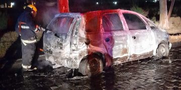 UN AUTO SE PRENDIÓ FUEGO EN LA CALLE