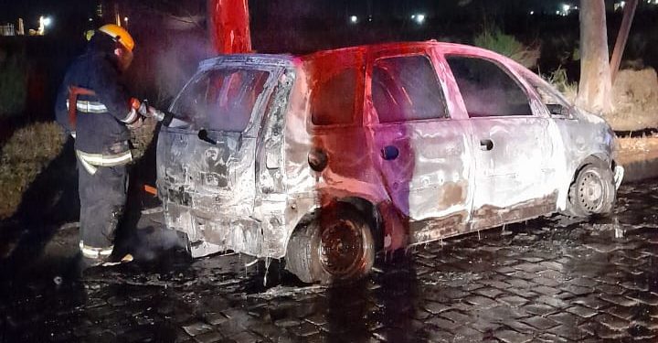UN AUTO SE PRENDIÓ FUEGO EN LA CALLE