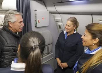 ALBERTO FERNÁNDEZ LLEGÓ AL PAÍS TRAS LA GIRA EN LA SUFRIÓ UNA DESCOMPENSACIÓN