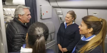 ALBERTO FERNÁNDEZ LLEGÓ AL PAÍS TRAS LA GIRA EN LA SUFRIÓ UNA DESCOMPENSACIÓN