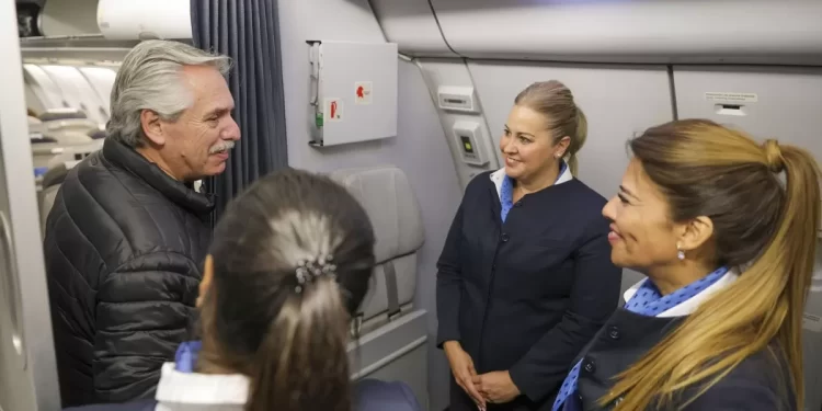 ALBERTO FERNÁNDEZ LLEGÓ AL PAÍS TRAS LA GIRA EN LA SUFRIÓ UNA DESCOMPENSACIÓN