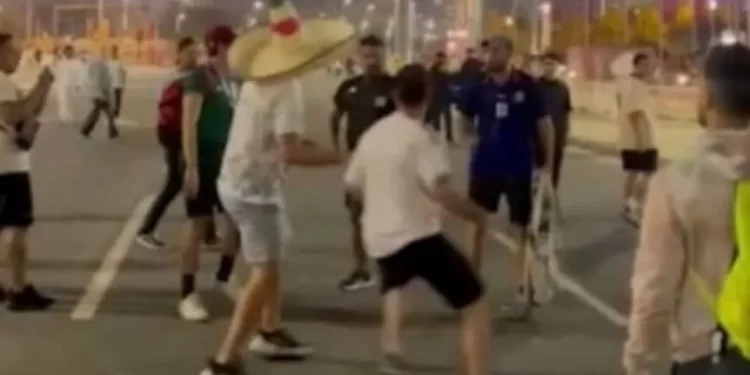 SE CALIENTA LA PREVIA: HINCHAS ARGENTINOS Y MEXICANOS A LAS PIÑAS EN QATAR