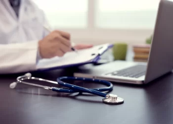 PREPAGAS: TRAS LAS CRÍTICAS DE CRISTINA, EL GOBIERNO DESDOBLARÁ EL AUMENTO