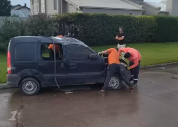 UN HOMBRE HOSPITALIZADO TRAS PERDER EL CONTROL Y VOLCAR CON SU CAMIONETA