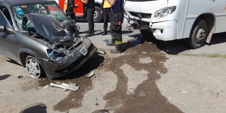 UNA MUJER HOSPITALIZADA EN CÓDIGO ROJO TRAS UN CHOQUE FRONTAL CON UN COLECTIVO