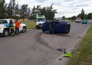 CHOCÓ CONTRA UNA COLUMNA DE ALUMBRADO Y TERMINÓ HOSPITALIZADO